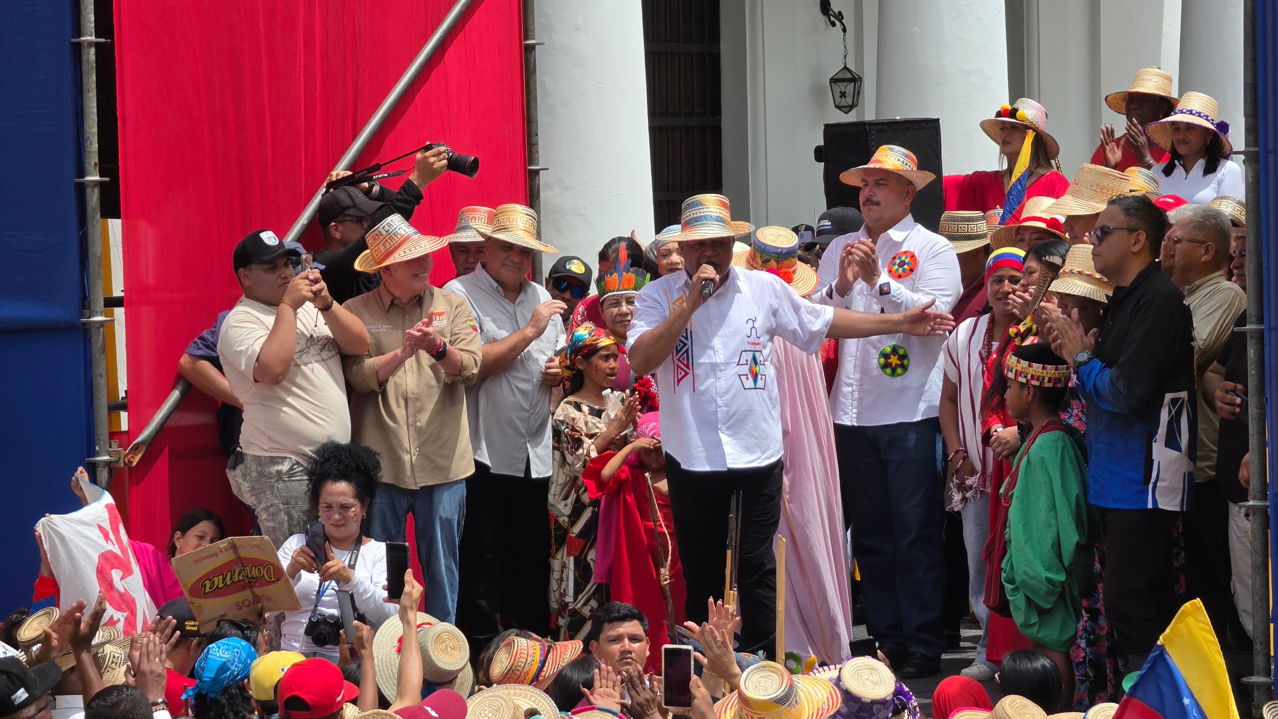 El alcalde Giancarlo Di Martino encabezó en Maracaibo la marcha por el Día de la Resistencia Indígena