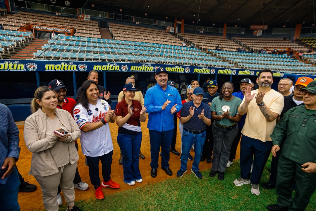 El gobernador Luis Caldera inspeccionó el Estadio Luis Aparicio "El Grande" previo al inicio de la temporada 2026-2027 de la LVBP