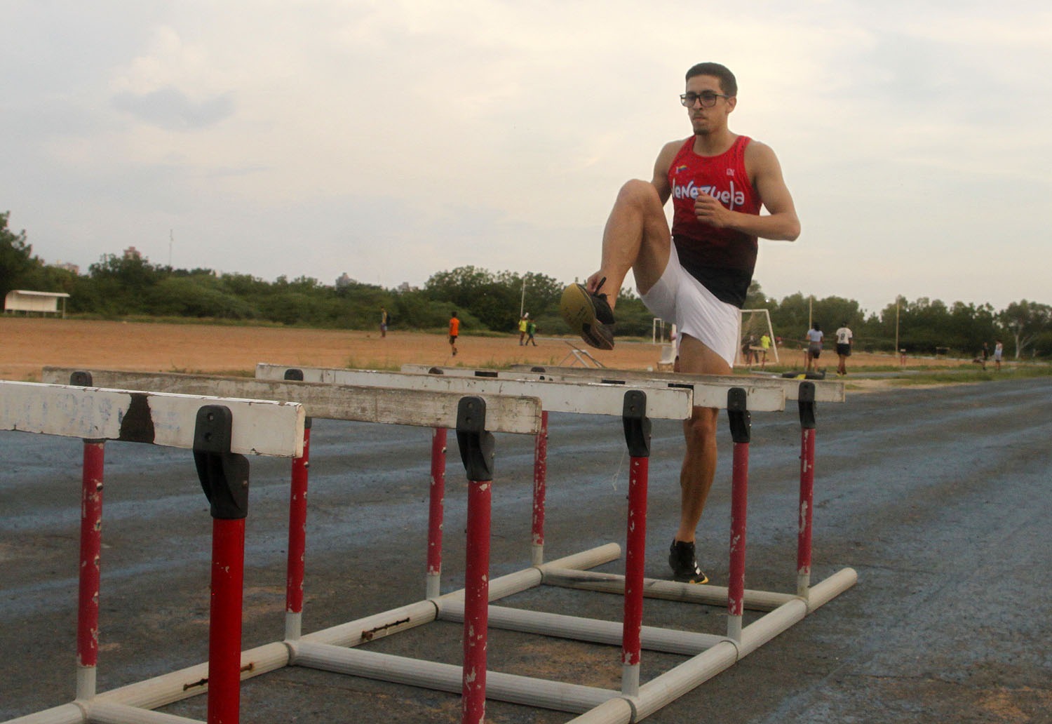 Conoce la trayectoria de Santiago Quintero, el destacado vallista de Maracaibo que inspira a las nuevas generaciones del atletismo venezolano