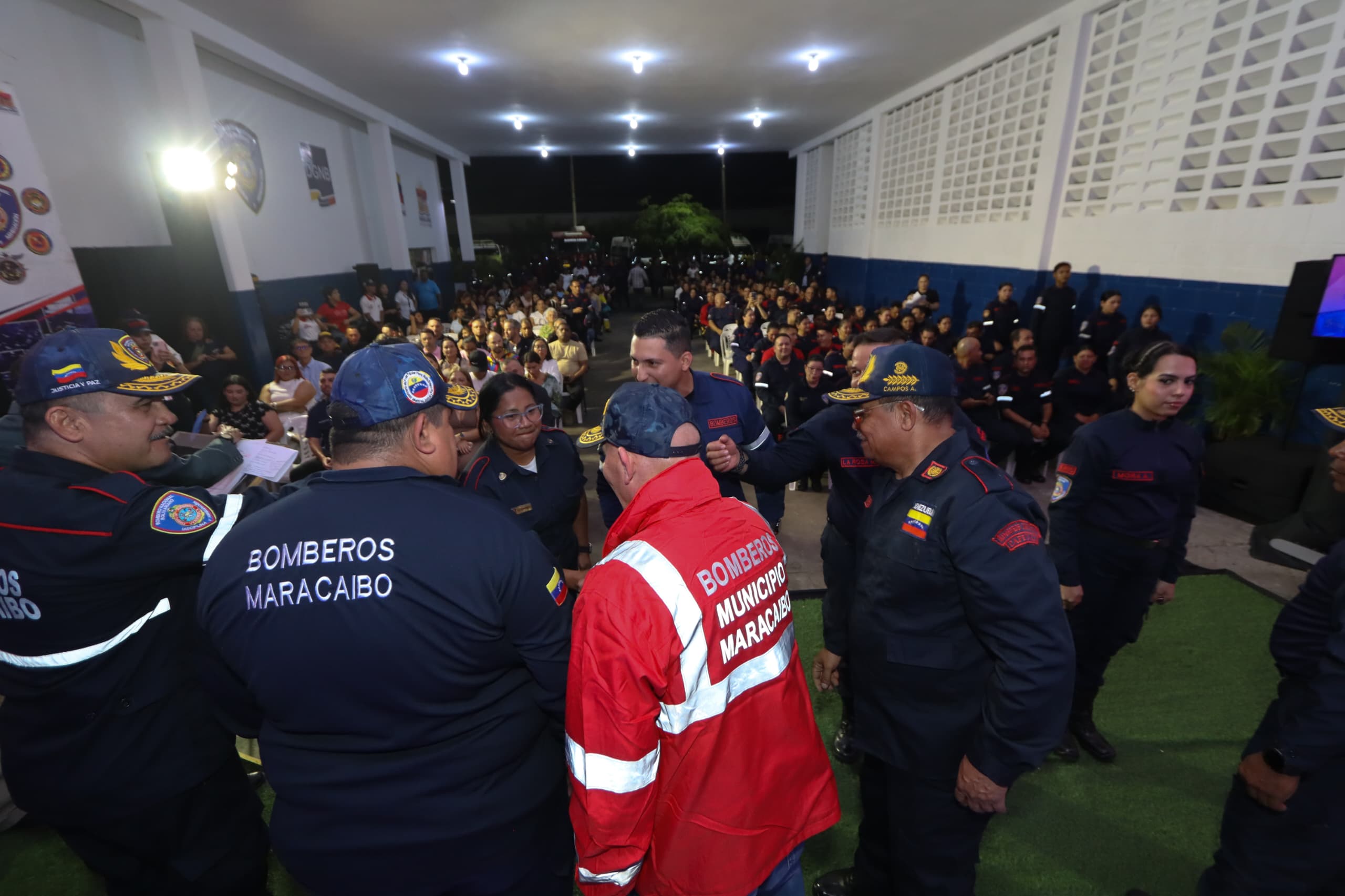 El Cuerpo de Bomberos de Maracaibo recibe 300 uniformes, ascensos y la Orden Helímenas Pirela por su labor de rescate tras los sismos de junio.