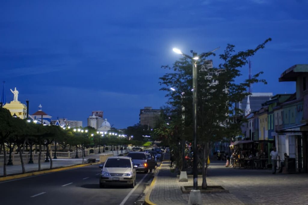 La Gobernación del Zulia y Corpoelec rehabilitan el alumbrado público del casco central de Maracaibo previa a la Bajada de la Virgen el 31 de octubre