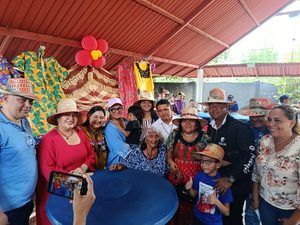 La Gobernación del Zulia entregó láminas de zinc y tanques de agua a familias Wayuu en Maracaibo para mejorar sus condiciones habitacionales y de vida.