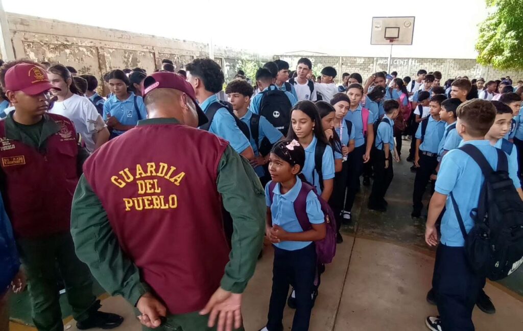 Escuelas del Zulia ejecutan simulacro de gestión de riesgos junto a cuerpos de seguridad para capacitar a la comunidad ante sismos e inundaciones.