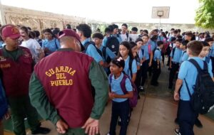 Escuelas del Zulia ejecutan simulacro de gestión de riesgos junto a cuerpos de seguridad para capacitar a la comunidad ante sismos e inundaciones.