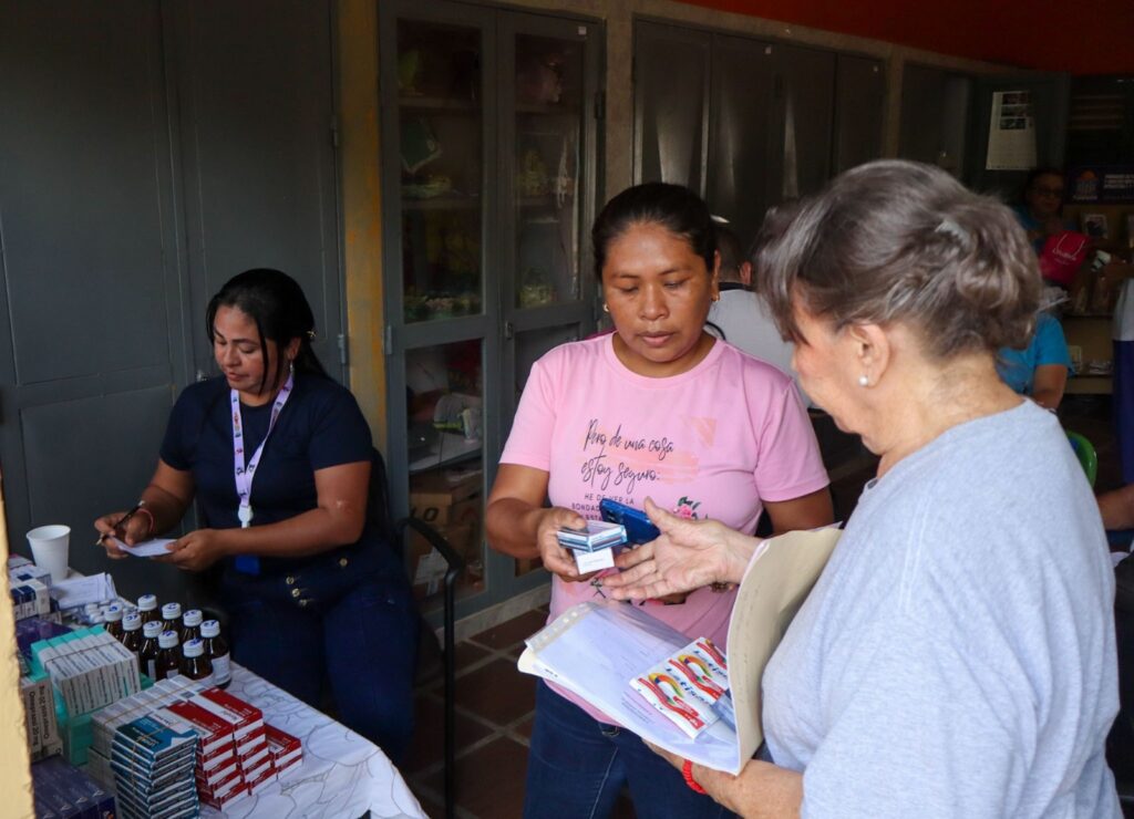 La Alcaldía de Maracaibo ofreció una jornada de salud integral a miembros de FUNPARM en su 35° aniversario, beneficiando a 70 personas.