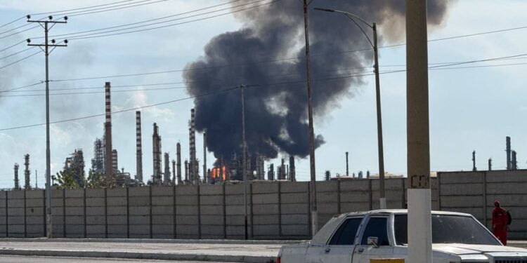PDVSA conforma comité tras incendio por rotura de gas en la Refinería Cardón (Falcón)