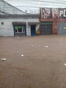 Fuertes lluvias por la onda tropical 55 provocan inundaciones y caída de árboles en Caracas