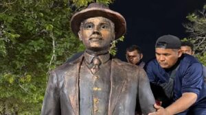 La Facultad de Medicina de LUZ recibe una escultura en honor a San José Gregorio Hernández por los 162 años de su natalicio