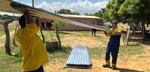 La Alcaldía de Maracaibo distribuyó 200 láminas de zinc y alimentos en el sector Etnia Guajira para atender a las familias afectadas por las recientes lluvias.