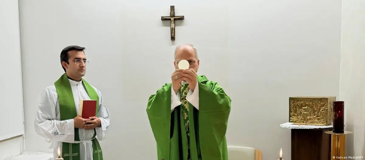 El Vaticano difunde las primeras imágenes del papa León XIV oficiando misa en el hospital Gemelli tras su cirugía de pulmón