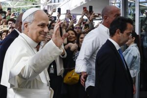 El papa León XIV fue ingresado en el hospital Gemelli de Roma