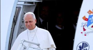 El cardenal Pietro Parolin pidió esperar la evolución médica del papa León XIV tras su operación para definir sus planes y la gira por Sudamérica