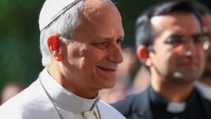 El Vaticano evalúa si el papa León XIV podrá rezar el Ángelus desde el Hospital Gemelli