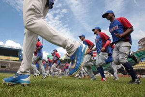 Tiburones de La Guaira derrotó 10-6 a Navegantes del Magallanes en el juego inaugural de la LVBP 2026-2027