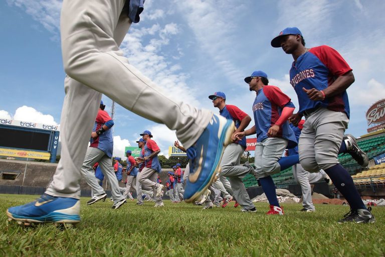 Tiburones de La Guaira derrotó 10-6 a Navegantes del Magallanes en el juego inaugural de la LVBP 2026-2027