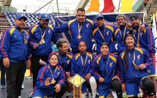 Seleccion de Venezuela de Beisbol 5 celebrando el titulo continental en Barquisimeto