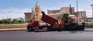 Maquinaria de pavimentacion en los alrededores de la Basílica de Maracaibo