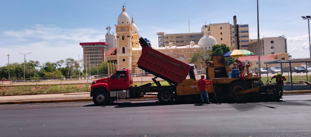 Maquinaria de pavimentacion en los alrededores de la Basílica de Maracaibo
