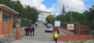 Una alumna fallece y siete resultan heridas tras un ataque con arma blanca.
