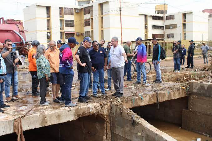 Alcaldía de Maracaibo controla el desbordamiento de la Cañada Morillo en El Varillal tras fuertes lluvias