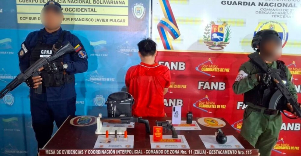 En la imagen, el detenido y las evidencias incautadas por comisiones mixtas de seguridad en el Sur del Lago de Maracaibo.
