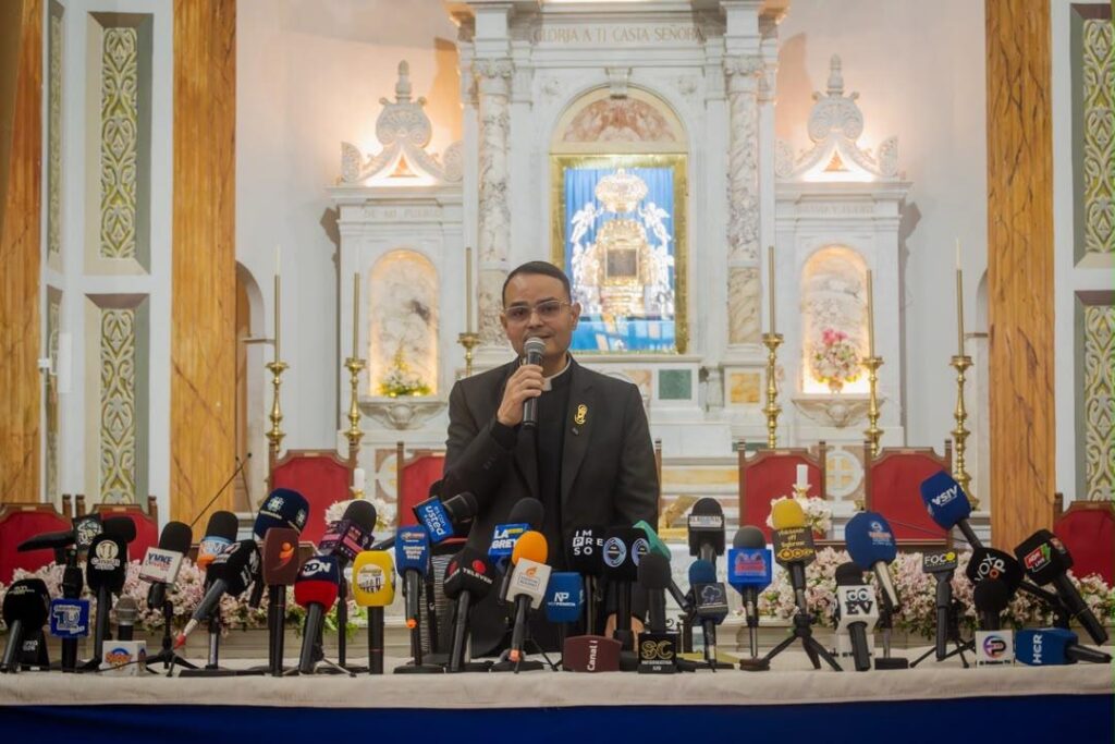 Plazoleta de la Basílica de la Chinita en Maracaibo con feligreses reunidos para las Fiestas Patronales 2026