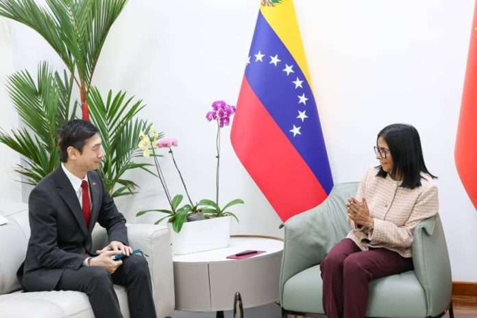 La presidenta Delcy Rodríguez sostuvo un encuentro con el embajador de China, Lan Hu, para conmemorar el 77.° aniversario de la nación asiática