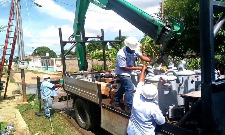 El alcalde Frank Carreño lidera la instalación de 13 transformadores eléctricos en Cabimas