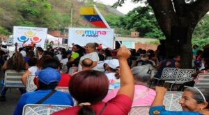 Electores en mesa de votacion de circuito comunal para proyectos locales