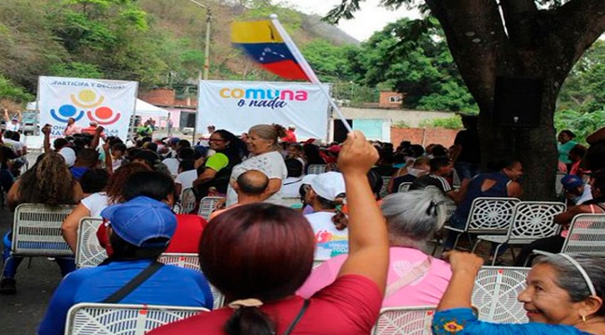 Electores en mesa de votacion de circuito comunal para proyectos locales