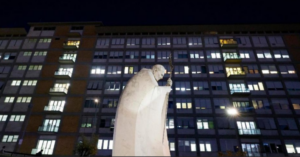 Fachada del Policlínico Gemelli en Roma donde el papa León XIV permanece en recuperación tras su cirugía pulmonar
