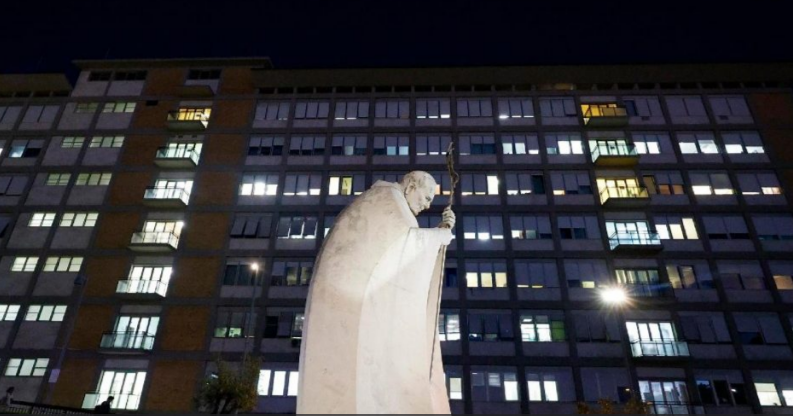 Fachada del Policlínico Gemelli en Roma donde el papa León XIV permanece en recuperación tras su cirugía pulmonar