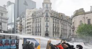 Fuerzas de seguridad dispersan una multitudinaria manifestación en Buenos Aires.