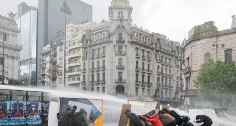Fuerzas de seguridad dispersan una multitudinaria manifestación en Buenos Aires.