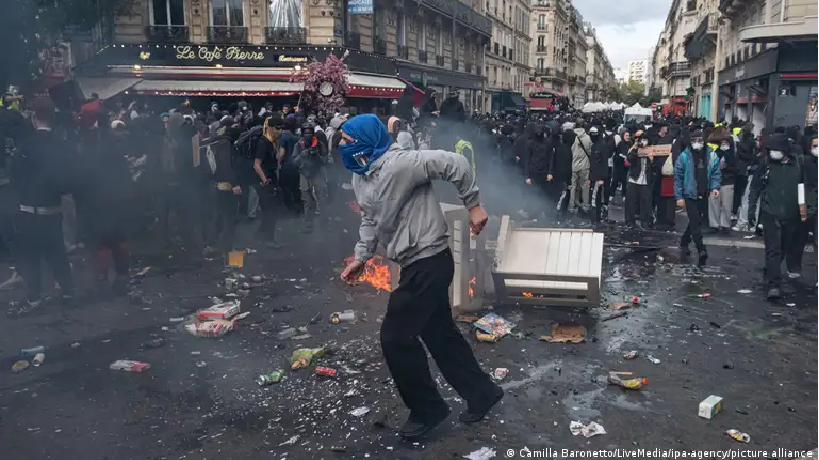 Macron anuncia restricciones a las manifestaciones en Francia tras los violentos disturbios del 17 de octubre