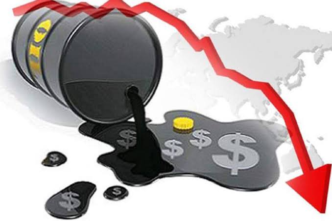 Los precios del petróleo y del gasóleo caen con fuerza tras anunciarse negociaciones para liberar reservas estratégicas de crudo