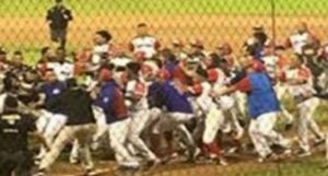 Tiburones de La Guaira venció 16-13 a Leones del Caracas en el Estadio Universitario.
