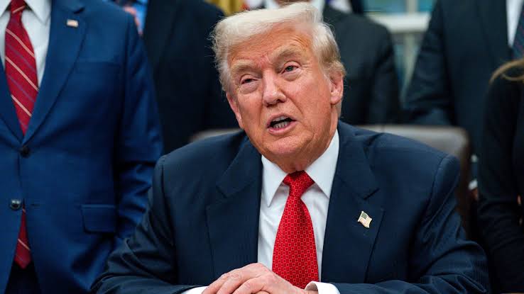 Una encuesta de Telemundo y NBC News revela que el 69% de los votantes latinos desaprueba la gestión de Donald Trump