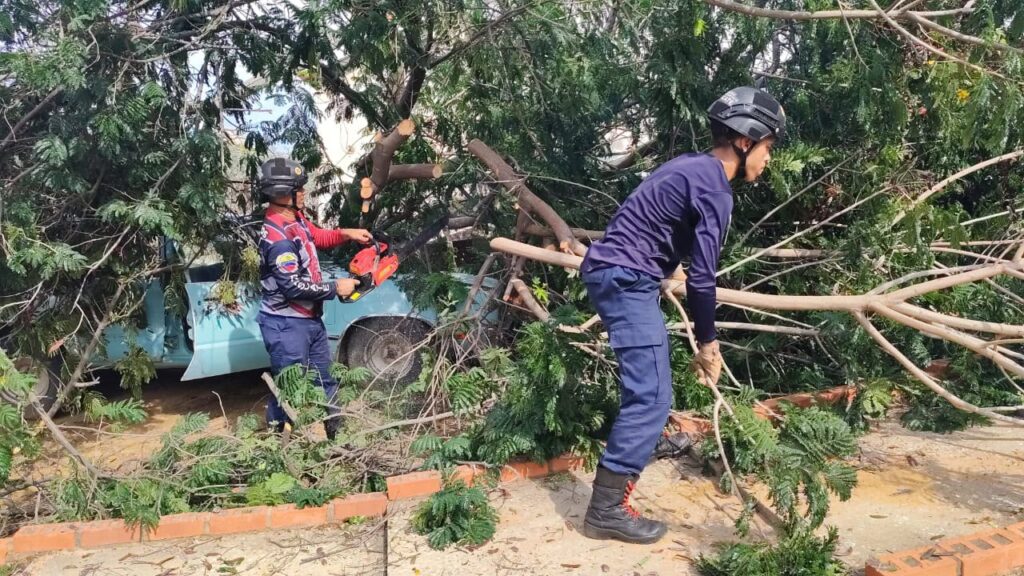 Cuadrillas de emergencia remueven escombros y atienden viviendas afectadas por la tormenta en Maracaibo.
